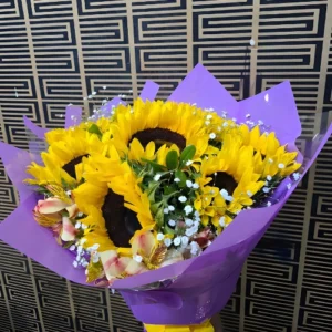 Ramo de Girasoles "Sol de Verano" en Envoltura Púrpura