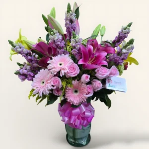 Arreglo en Florero con Lirios y Flores Moradas
