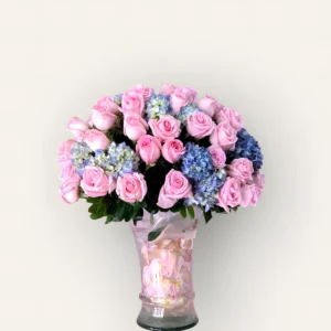 Florero de Rosas con Hortensias Azules