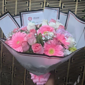 Ramo Festivo de Gerberas y Rosas Rosas